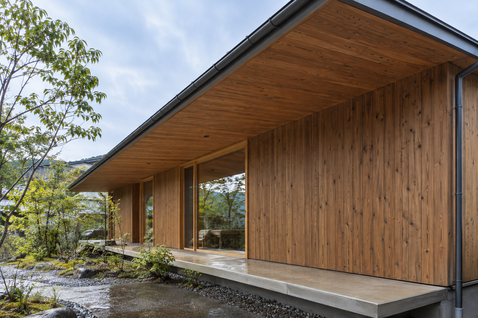 深い軒が木の板張り外壁を雨から守っている住宅の例